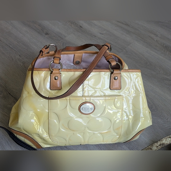 Group of Vintage Coaches . - Picture 9 of 16